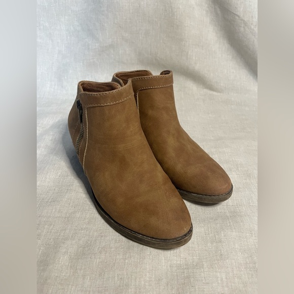 Maurices tan faux suede ankle boots Size 6 - Picture 6 of 10